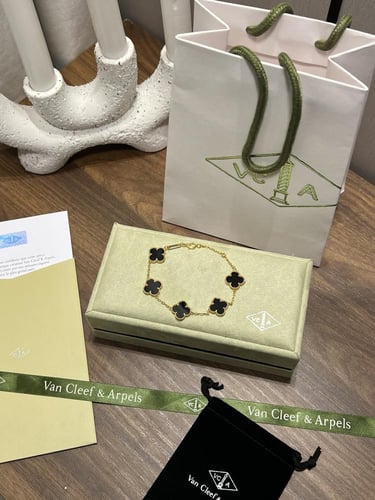 إسوارة Van cleef ذهبي -اسود