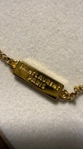 سلسال مع حلق سان لوران فضي