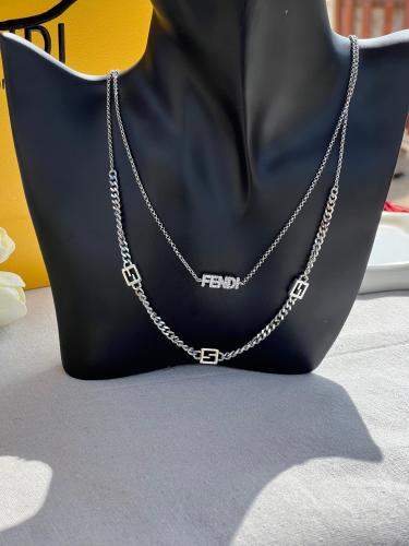 سلسال مع حلق FENDI معدن فضي
