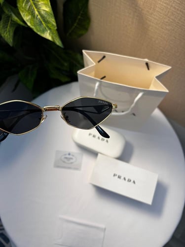 نظارة prada- اطار ذهبي- عدسه اسود