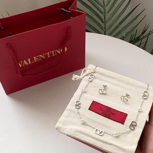 سلسال مع حلق VALENTINO فضي