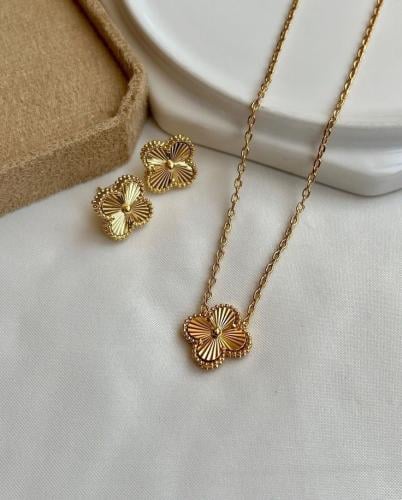 سلسال Van cleef ذهبي مع حلق