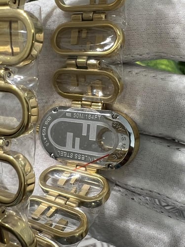 ساعة فندي نسائي