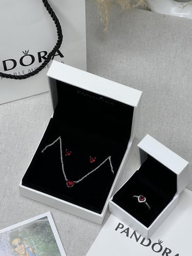 طقم باندورا أحمر