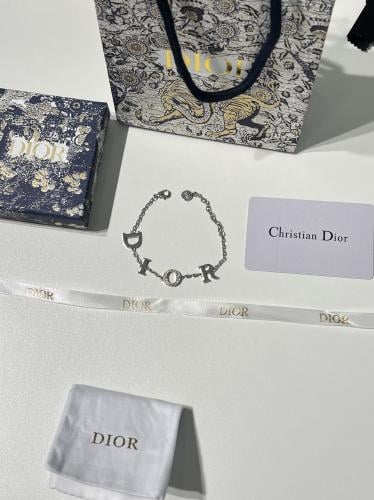 إسوارة Dior معدن فضي حروف