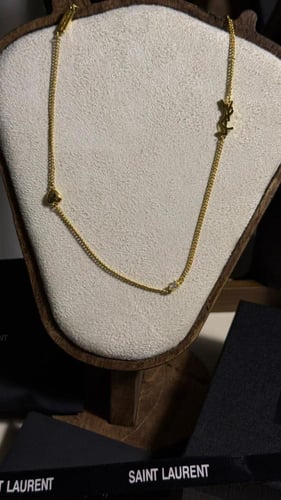 سلسال مع حلق سان لوران فضي