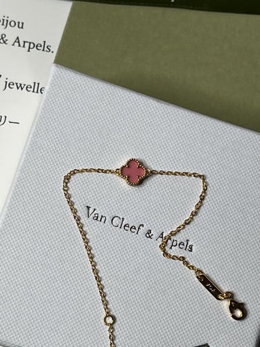إسوارة Van cleef ذهبي_ وردي