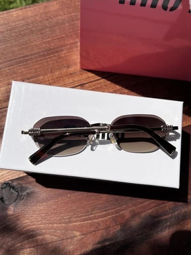 نظارة miu miu إطار ذهبي - عدسة بني مدرج