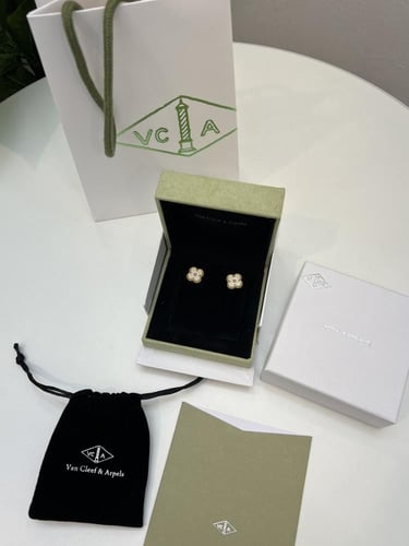 حلق Van cleef الأكثر طلباً ذهبي