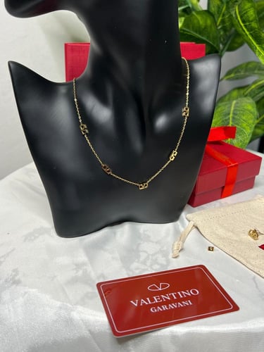 سلسال مع حلق VALENTINO