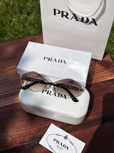 نظارة PRADA إطار أسود- عدسة بني مدرج