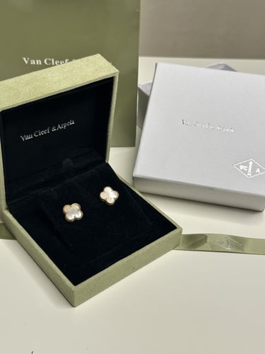 سلسال Van cleef المميز مع حلق