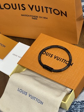 إسوارة LOUIS VUITTON جلد ومعدن ذهبي