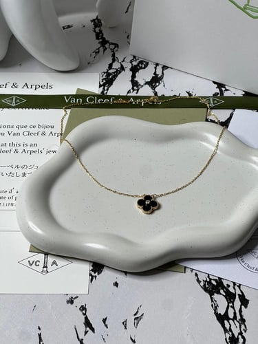 سلسال Van cleef المميز _ أسود