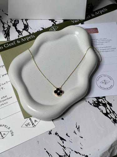 سلسال Van cleef المميز _ أسود