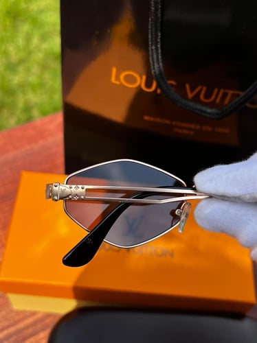 نظارة LOUIS VUITTON- اطار ذهبي - عدسة اسود فاتح