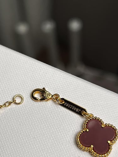 إسوارة Van cleef ذهبي - عودي