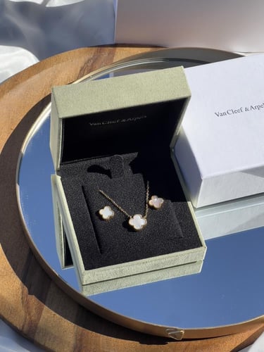 سلسال Van cleef المميز مع حلق