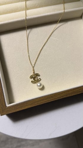 سلسال CHANEL ( فضي - ذهبي ) بلؤلؤ