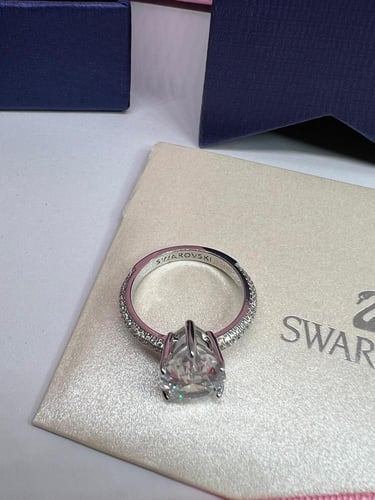 خاتم سوارفيسكي -فص فضي