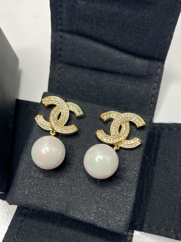 حلق شانيل ذهبي