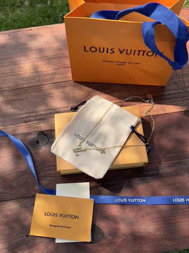 سلسال LOUIS VUITTON ذهبي