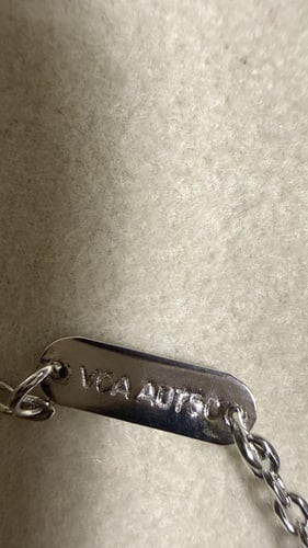 سلسال Van cleef المميز مع حلق