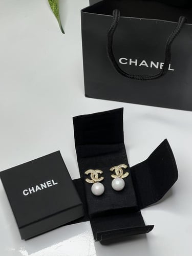 حلق شانيل ذهبي