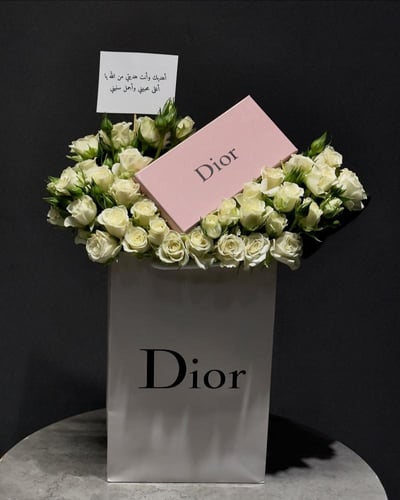 تنسيق ورد طبيعي - صناعي حسب الطلب