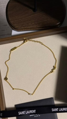 سلسال مع حلق سان لوران ذهبي