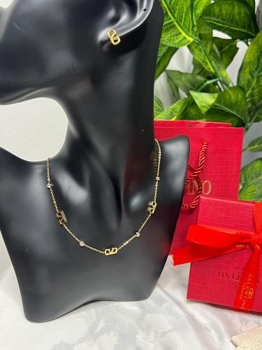 سلسال مع حلق VALENTINO بكرستالات