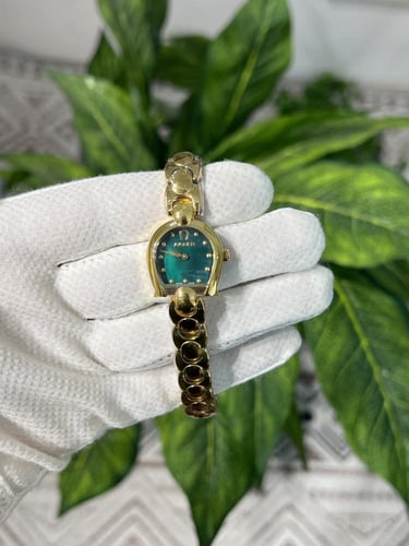 ساعة أقنر نسائي