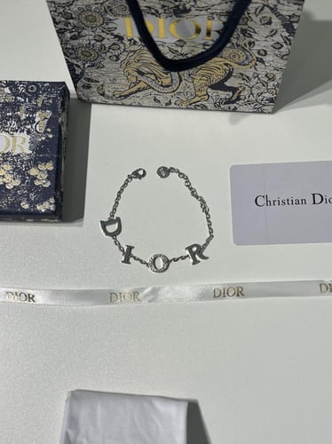 إسوارة Dior معدن فضي حروف