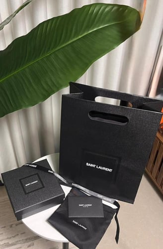 سلسال مع حلق سان لوران ذهبي