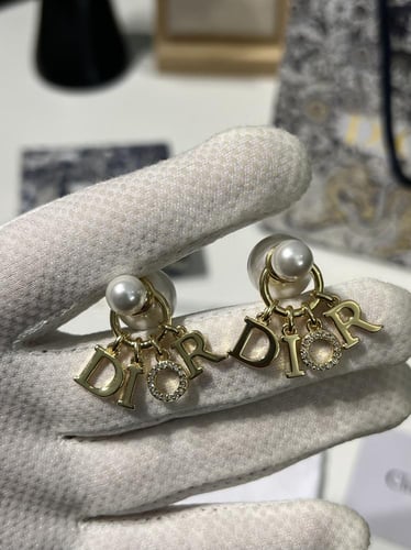 حلق Dior ذهبي حروف