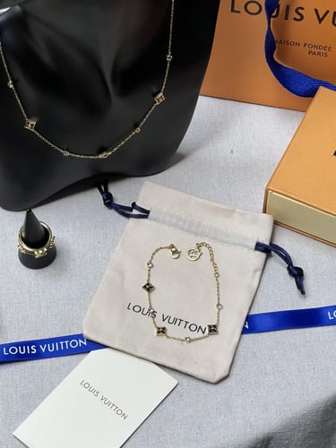 طقم لويس فيتون