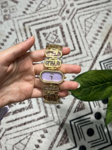 ساعة فندي نسائي