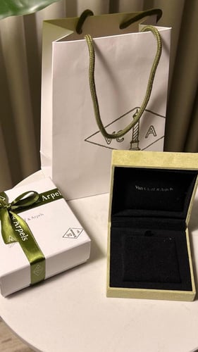 سلسال Van cleef المميز مع حلق