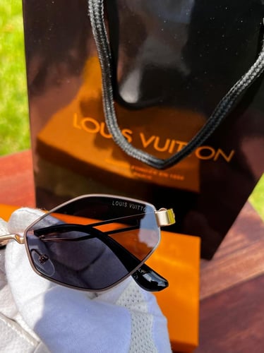 نظارة LOUIS VUITTON- اطار ذهبي - عدسة اسود فاتح