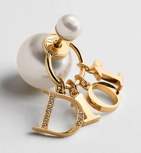 حلق Dior ذهبي حروف