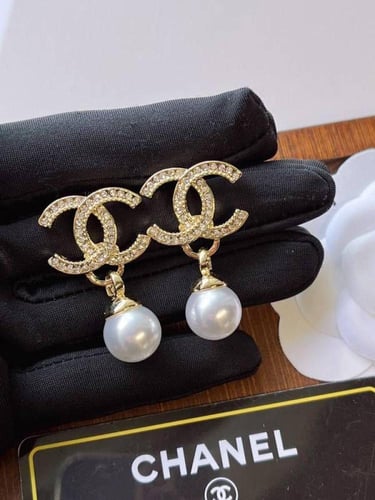 حلق شانيل ذهبي