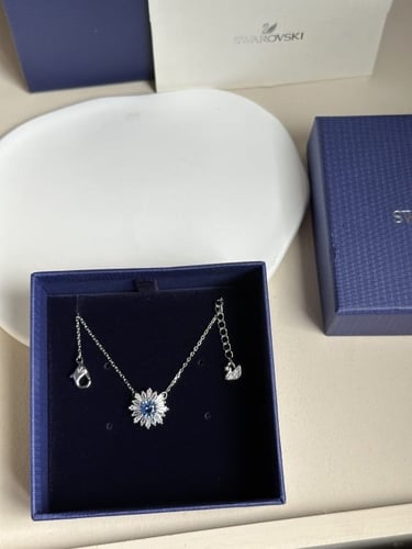 سلسال سوارفيسكي فضي بكرستالة زرقاء