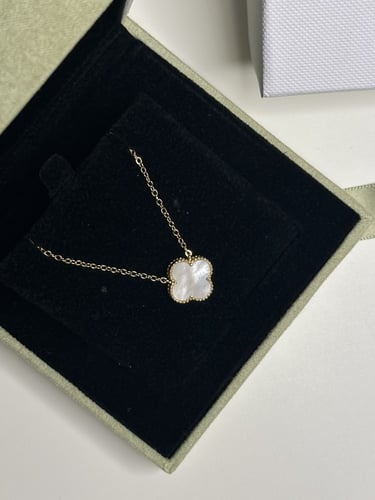 سلسال Van cleef المميز مع حلق