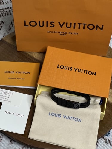 إسوارة LOUIS VUITTON جلد ومعدن ذهبي