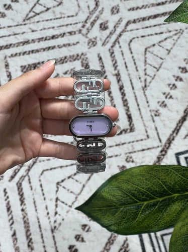 ساعة فندي نسائي