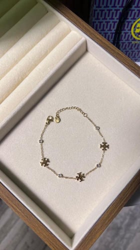 إسوارة TORY BURCH معدن فضي بفصوص