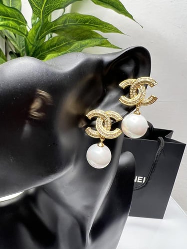 حلق شانيل ذهبي