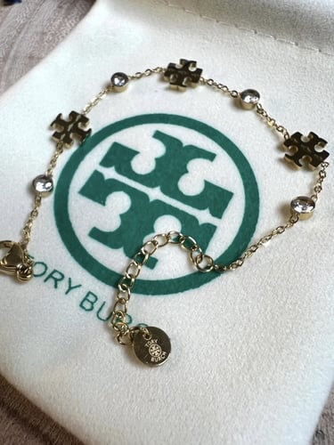 إسوارة TORY BURCH معدن ذهبي بفصوص