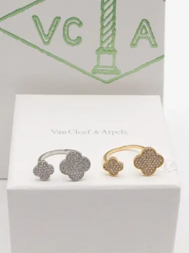 خاتم Van Cleef & Arpels لونين ( ذهبي - فضي )