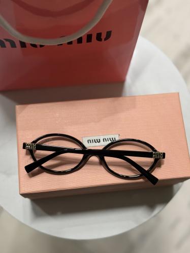نظارة MIU MIU بيضاوي - أطار اسود عدسة شفافة